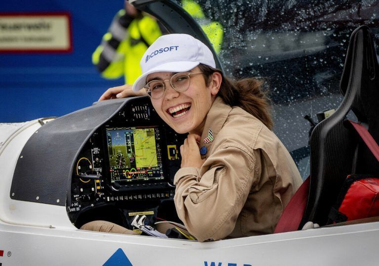Zara Rutherford (19) ist auf einem Flughafen nahe Frankfurt gelandet. Mit der Weltumrundung will sie einen Guinness-Weltrekord brechen. AP