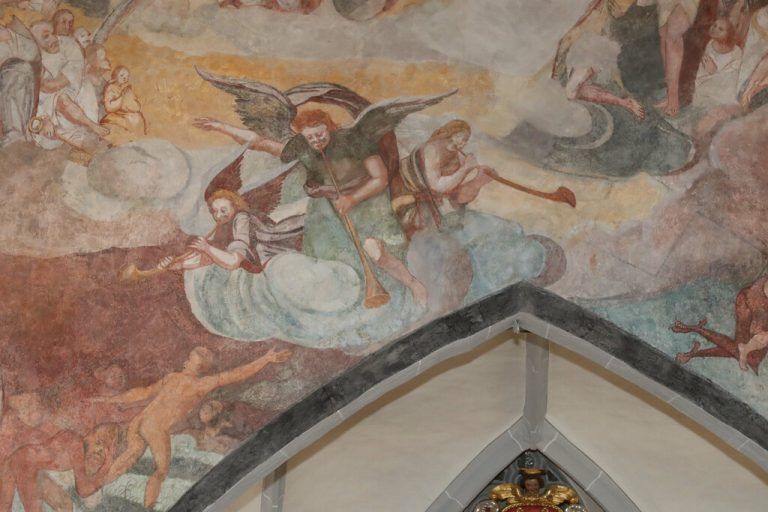 Zur Restaurierung des Freskos dieser drei Engel in der Alten Kirche in Götzis leisteten die Musiker mit dem Konzert einen Beitrag.