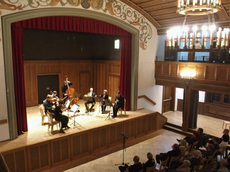 Das Ensemble in der Septettbesetzung mit Christoph Eberle auf der Bühne im Bregenzer Gössersaal.