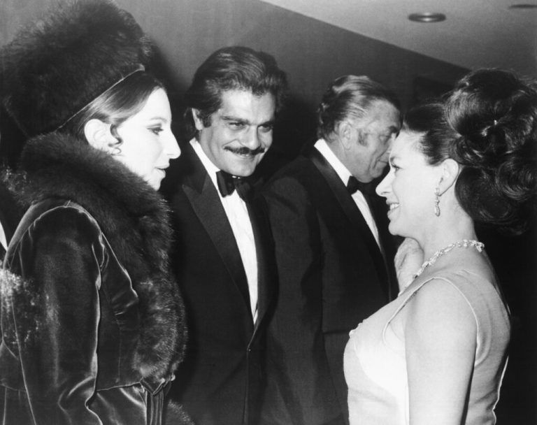 1969: Prinzessin Margaret im Gespräch mit Sängerin Barbra Streisand und Schauspieler Omar Sharif. AP