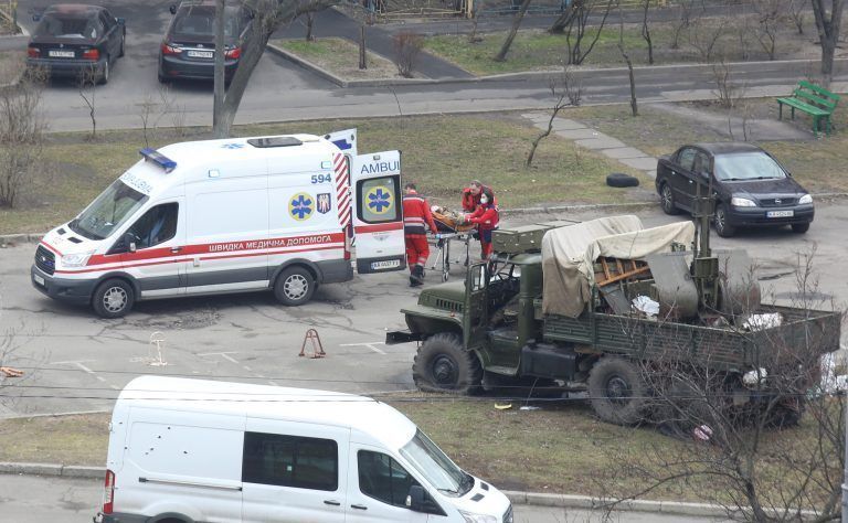 Sanitäter transportierten verletzte Soldaten in Kiew ab, die offensichtlich eine Flugabwehrstellung bemannten. <span class="copyright">REUTERS/Olga Yakimovich</span>