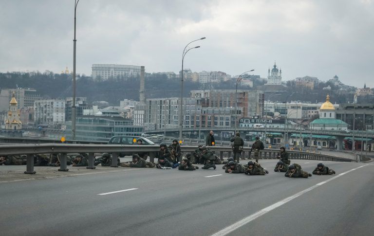 Ukrainische Soldaten blockieren eine Straße im Zentrum von Kiew. <span class="copyright">REUTERS/Gleb Garanich</span>