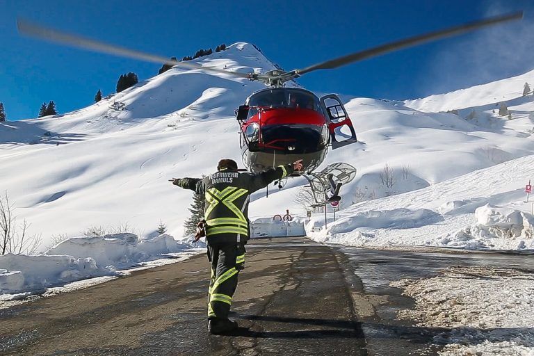 In Damüls mussten Bergretter per Helikopter zu einem Lawinenkegel geflogen werden. Opfer gab es jedoch keine. <span class="copyright">Hofmeister</span>