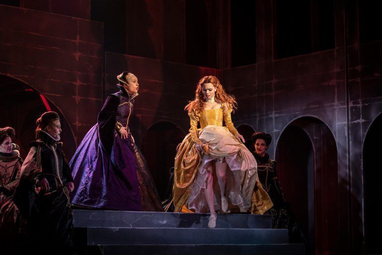 Zwei englische Königinnen auf der Musicalbühne: Mary und Elizabeth Tudor. Theater/Edyta Dufaj, Olah