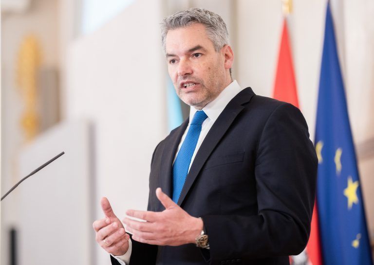 Kanzler Karl Nehammer bekundete seine Solidarität mit der Ukraine. Diese hofft nun auf Wirtschaftshilfen.  <span class="copyright">APA/GEORG HOCHMUTH</span>