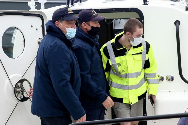 Einsatzkräfte retteten einen Passagier (r.) nach 48 Stunden. AFP