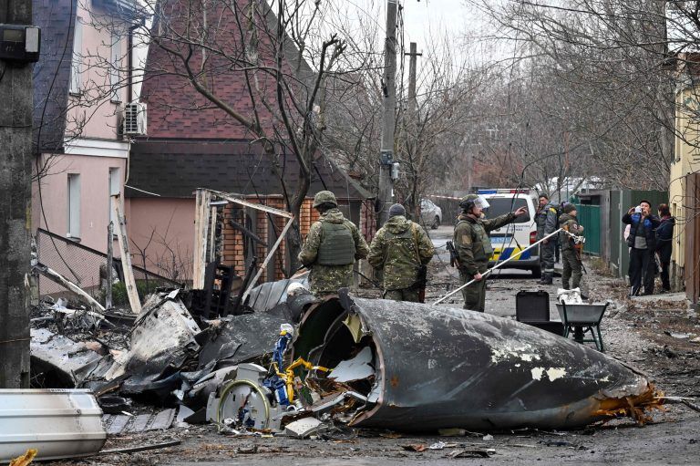 Ukrainisches Militär bei einem abgeschossenen Flugzeug in Kiew. <span class="copyright">AFP/GENYA SAVILOV</span>