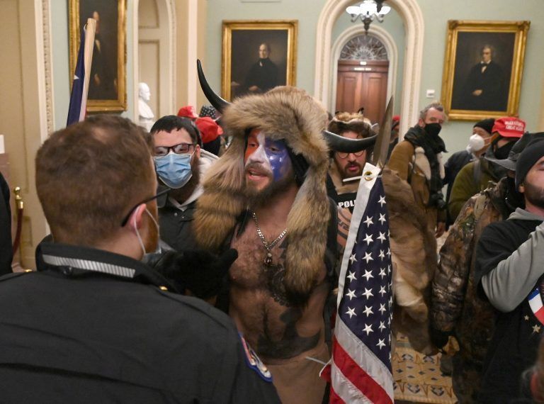 Dieser skurrile Auftritt des „Büffelmannes“ im Kapitol bedeutete einen absoluten Tiefpunkt der amerikanischen Demokratie. AFP