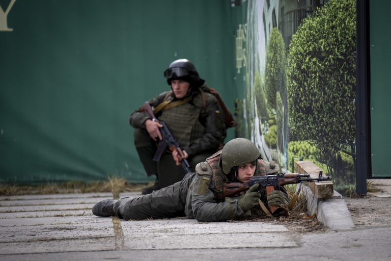 Soldaten haben im Zentrum Kiews Stellung bezogen. <span class="copyright">AP Photo/Emilio Morenatti</span>