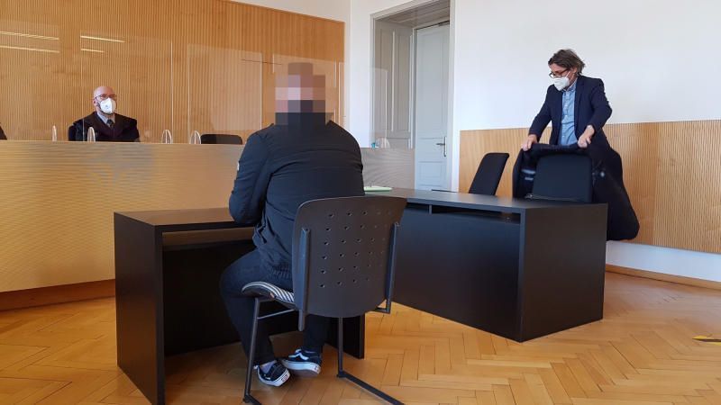 Gericht: Unerlaubte Spritztour mit Auto endete an Hauswand