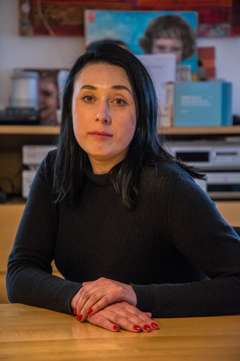 Kira Dür ist in großer Sorge. Sie hat Angst um ihre Mutter und ihren Cousin Ivan in Donezk, aber auch um Ivans Bruder Dmytro in Kiew. <span class="copyright">VN/Steurer</span>