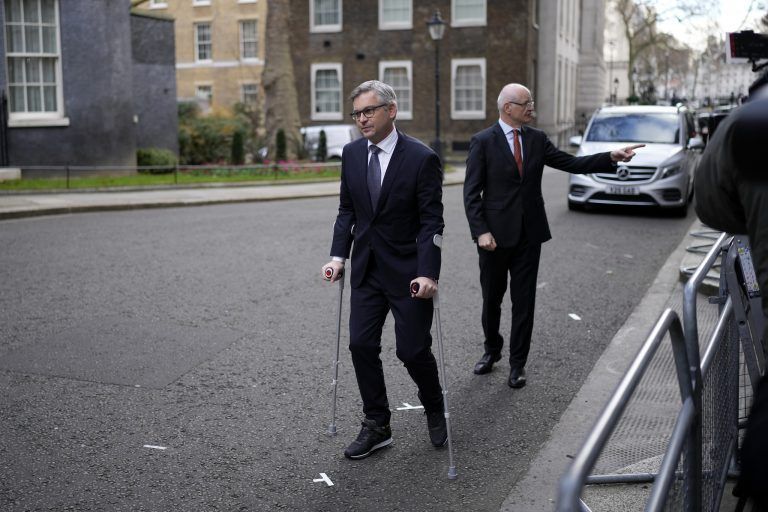 Der Finanzminister reiste in die britische Hauptstadt. Wegen eines Unfalls in Bregenz geht er derzeit auf Krücken.<span class="copyright"> AP</span>