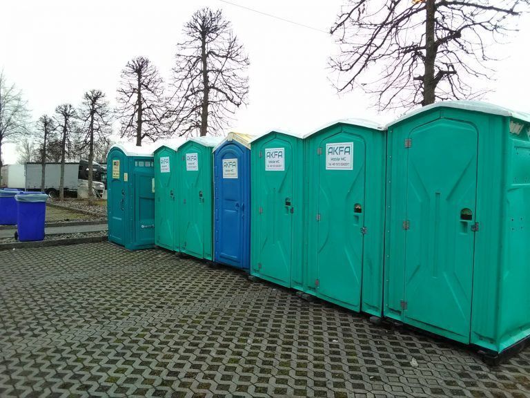 Als Ersatz für die Sanitäranlagen wurden sieben mobile Toiletten aufgestellt. <span class="copyright">vida</span>