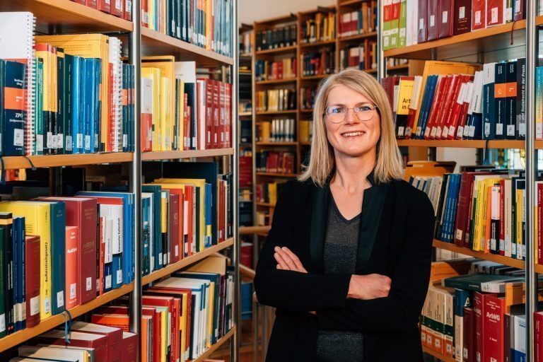 Irmgard Stefani-Spiegel arbeitet als Übersetzerin und Dolmetscherin. Zudem ist sie allgemein beeidete und gerichtlich zertifizierte Dolmetscherin.Sarah Mistura