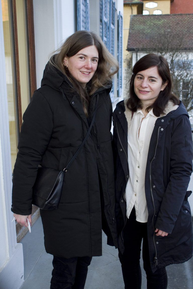 Katharina Winder (l.) und Claudia Gantner folgten Zinks Erklärungen.