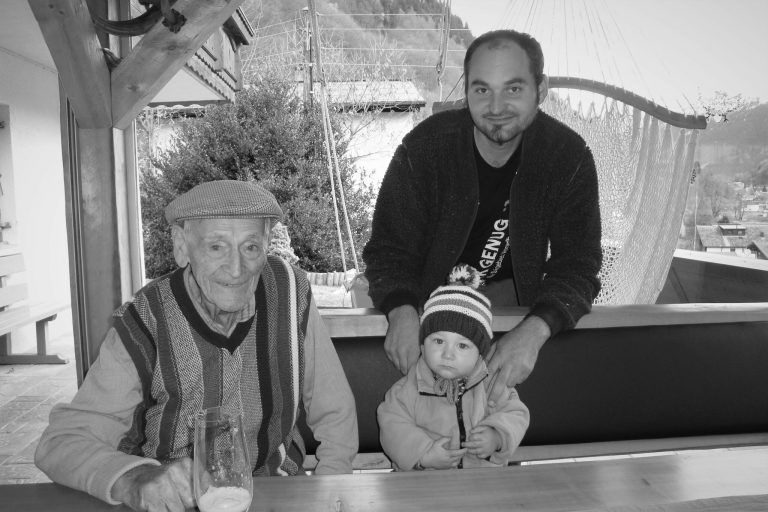 Der Altmeister (+) mit seinem Lehrling und dessen kleinem Sohn. 