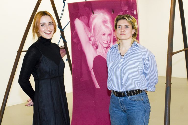 Künstlerin Billie Clarken (l.) und Kuratorin Anne Zühlke im Dead-On Display. Franc