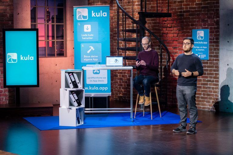 Philip Niedertscheider und Julian Netzer bei der Vorstellung ihrer App in der TV-Show "2 Minuten 2 Millionen".  <span class="copyright">PULS 4/Gerry Frank</span>