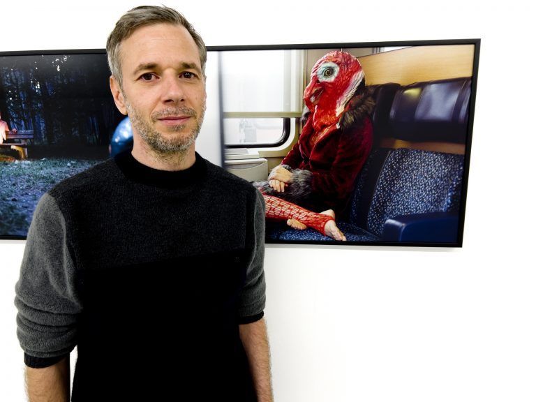 Marko Zink, Portrait vor Hund (l.) und Truthahn.