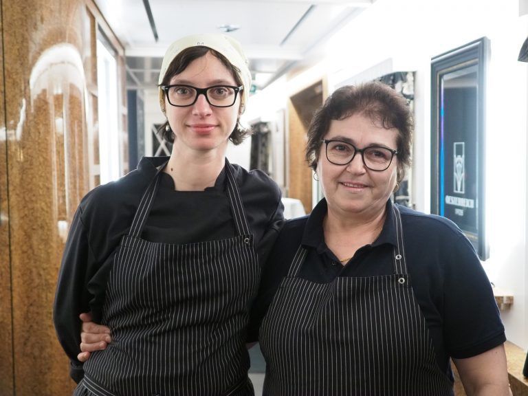 Viktoria (l.) und Sadija vom Küchenteam.