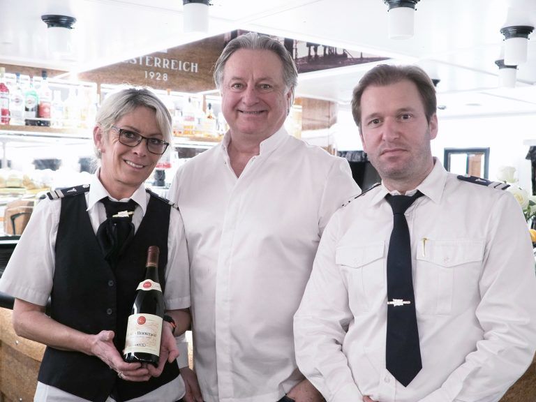 Der gastronomische Leiter Heino Huber mit Nela Pluschnig und Lulzim Hoxha vom Serviceteam. sie