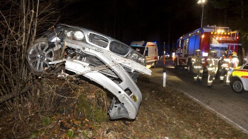 Pkw landet bei Alk-Unfall auf Baumstumpf
