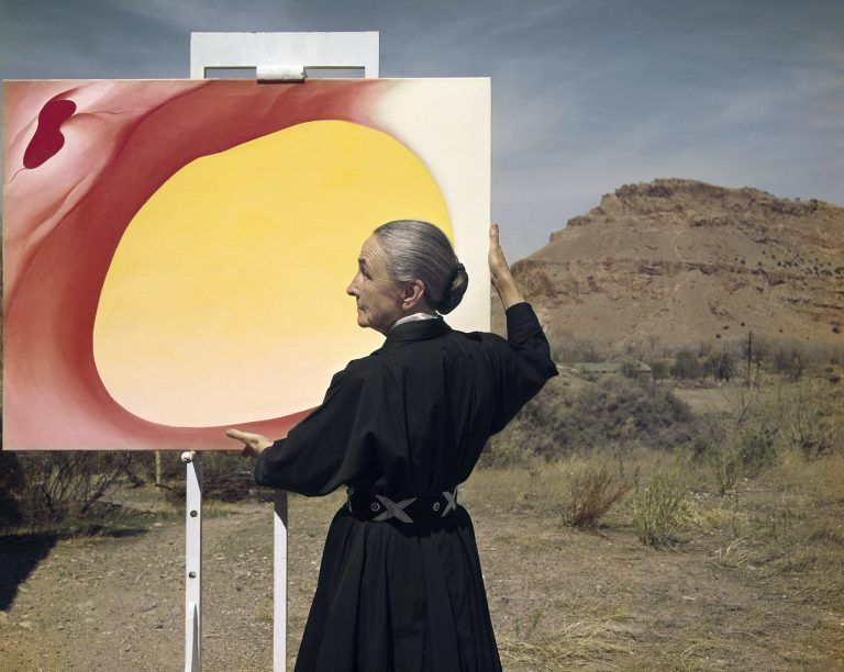 Georgia O‘Keeffe mit ihrem Werk „Pelvis Series, Red with Yellow“ in New Mexico. AP/Tony Vaccaro