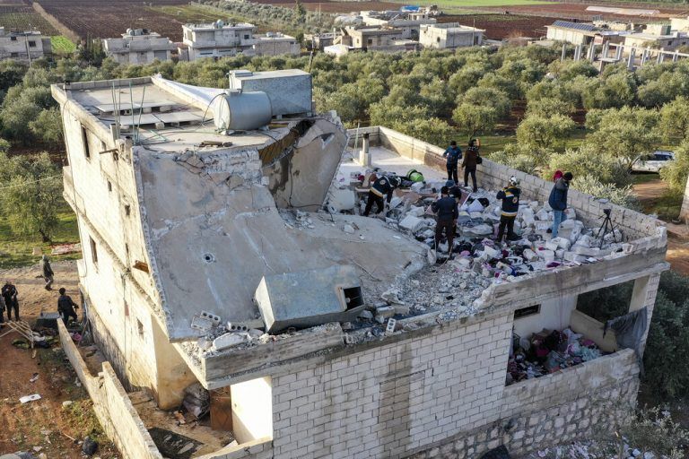 Al-Qurashi (l.) soll einen Sprengsatz gezündet haben. Es gab auch zivile Opfer. Ap Photo