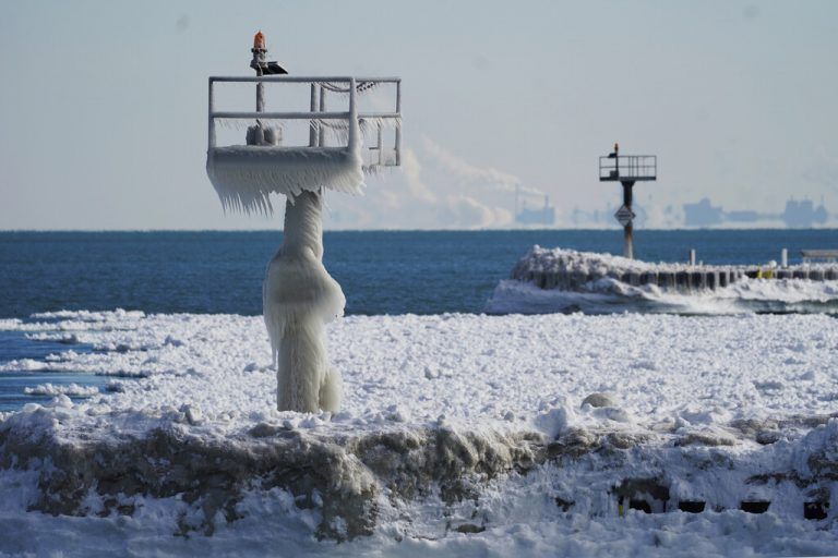 Am Lake Michigan in Illinois sorgen die eisigen Temperaturen für bizarre Bilder. Auch die Hafenlichter sind Teil der Choreografie . AP