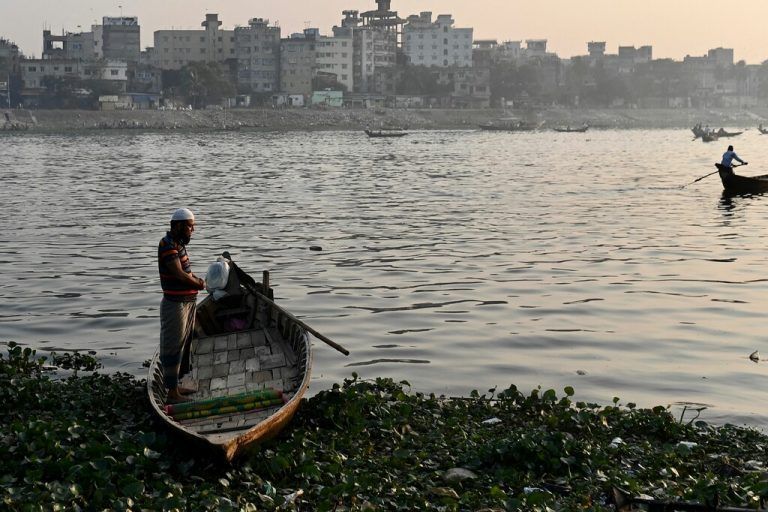 Am Ufer des Flusses Buriganga in Dhaka, der Hauptstadt von Bangladesch, betet ein Mann auf seinem Boot. AFP