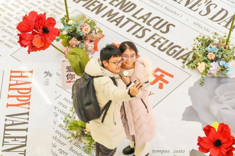 Am Valentinstag fotografiert sich ein Pärchen vor einer Blumeninstallation eines Einkaufszentrums im chinesischen Yantai. AFP