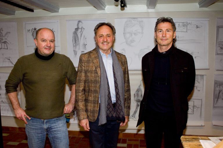 Andreas Gaisberger (l.), Künstler Gerhard Mangold und Vernissageredner Klaus Feldkircher vor der Atelierskizzenwand. Franc