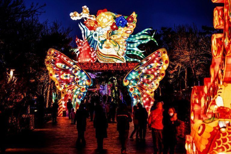 Anlässlich des Laternenfests bewundern Besucher farbenfrohe Installationen im chinesischen Yantai. AFP