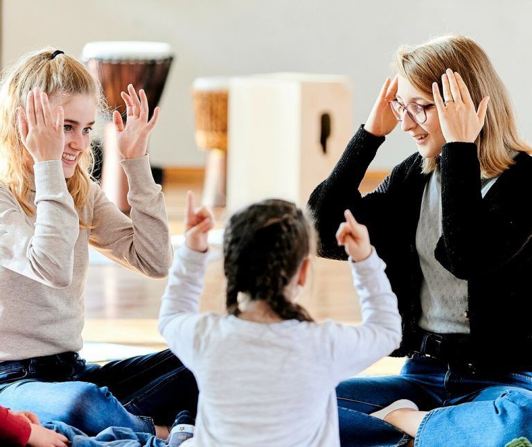 Anna Albrich und Sophia Oberhauser am Vorarlberger Landeskonservatorium beim Ausprobieren von Körperklängen mit Kindern. martin