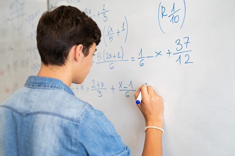 Auch Mathematik zählt zu den sogenannten MINT-Fächern. Shutterstock
