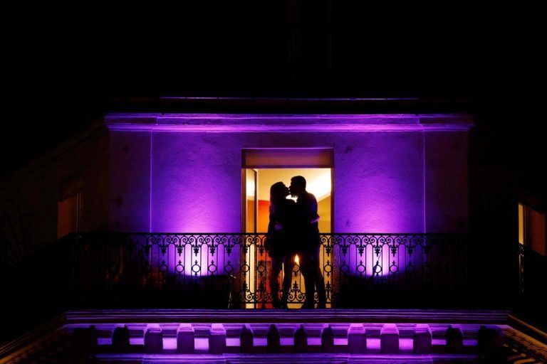 Auf dem Balkon eines Hotelgebäudes in der französischen Hauptstadt Paris, der Stadt der Liebe, küsst sich ein Pärchen. AFP
