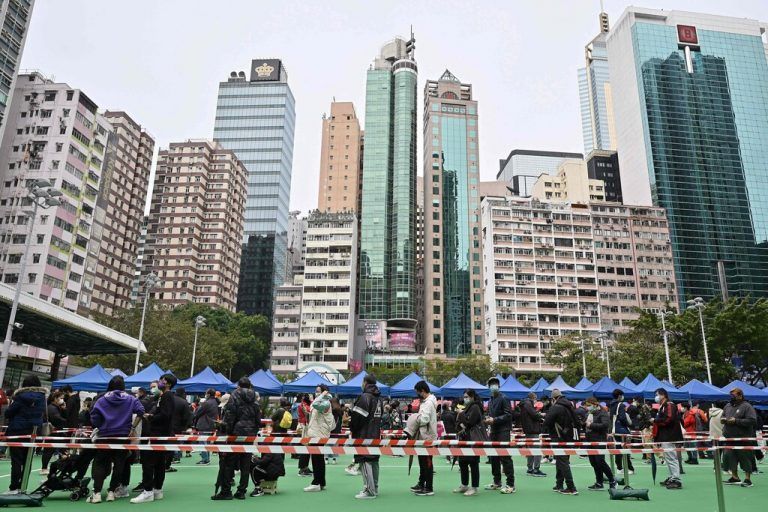 Auf einem Sportplatz in Hongkong warten Anrainer auf einen Coronatest. Die Infektionen erreichten zuletzt Rekordwerte. AFP