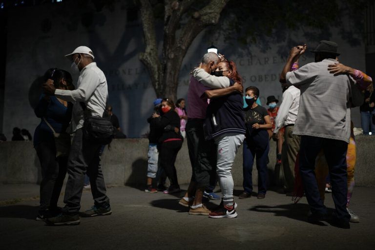 Auf einer Plaza in Caracas, Venezuela, tanzt eine Gruppe Menschen zu Salsa-Musik. AP