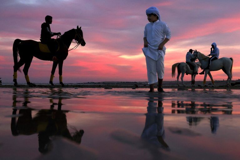 Auf Pferden genießen diese Einheimischen einen Ausritt am Strand von Abu Dhabi bei Sonnenuntergang. AFP