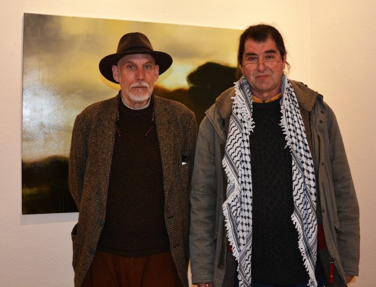 Aussteller Johan Jansen mit Kurator und Künstlerkollege Harald Gfader bei der Ausstellungseröffnung in der Villa Claudia. Cro