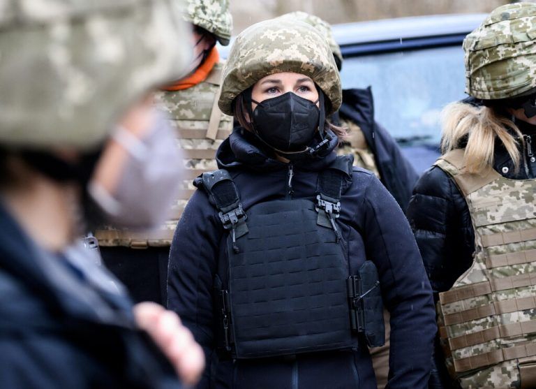 Baerbock in der Ost­ukraine. Reuters