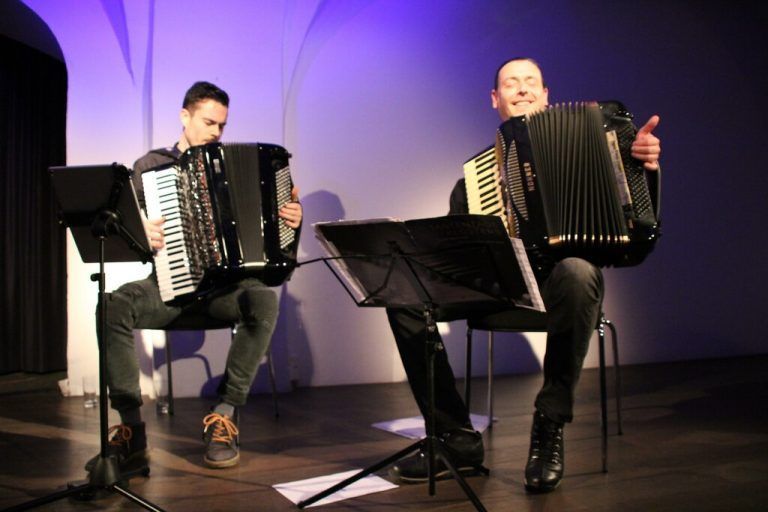 Begeisterten im TaS: Goran Kovacevic und Raphael Brunner am Akkordeon ...<span class="copyright">HE</span>