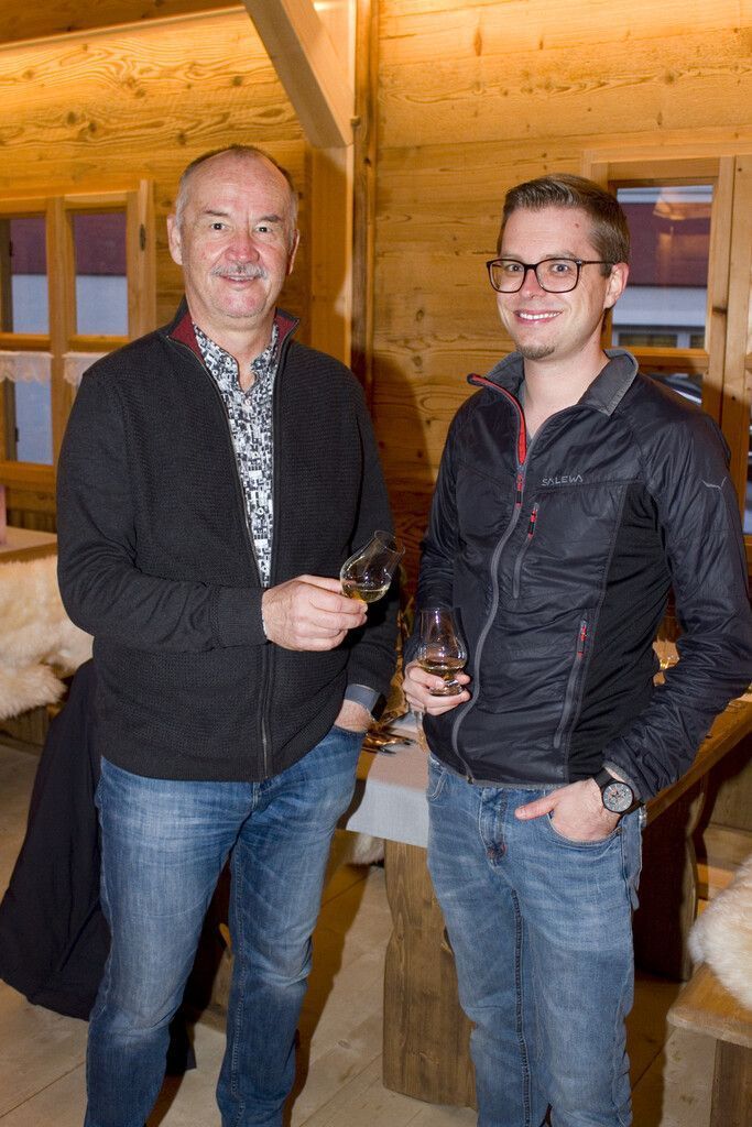 Begrüßungs-Whisky für Jürgen und Fabian König.
