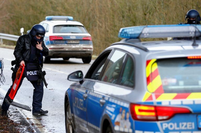 Bei einer Verkehrskontrolle in Rheinland-Pfalz sind in der Nacht zwei Polizeibeamte durch Schüsse tödlich verletzt worden. Am Tatort wurden gestern Spuren gesichert.  dpa