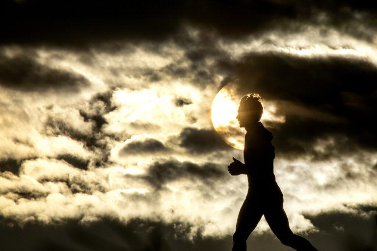 Bei Sonnenuntergang ist dieser Sportler auf dem Lewiston Levee Parkway Trail im US-Bundesstaat Idaho unterwegs. AP