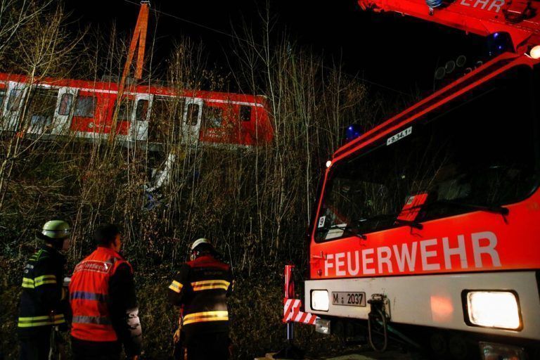 Beim Zusammenstoß zweier S-Bahnen im Landkreis München (Ebenhausen-Schäftlarn) starb am Montag ein Mensch, mindestens 18 Menschen wurden verletzt. Die Ursache ist unklar.