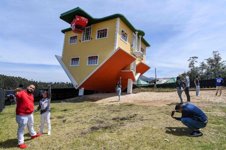 Beliebtes Fotomotiv: Touristen posieren vor dem „Upside-Down“-Haus in Guatavita nahe Bogotá, Kolumbien. AFP