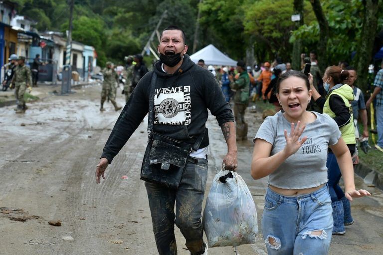 Bewohner bringen sich nach der Warnung vor einem weiteren Erdrutsch in Pereira (Kolumbien) in Sicherheit. AFP