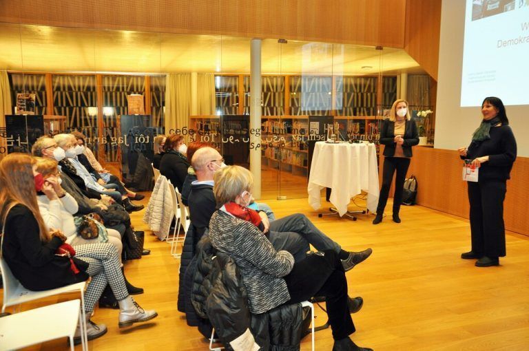 Bibliotheksleiterin Ulrike Unterthurner begrüßt die Politikwissenschaftlerin.