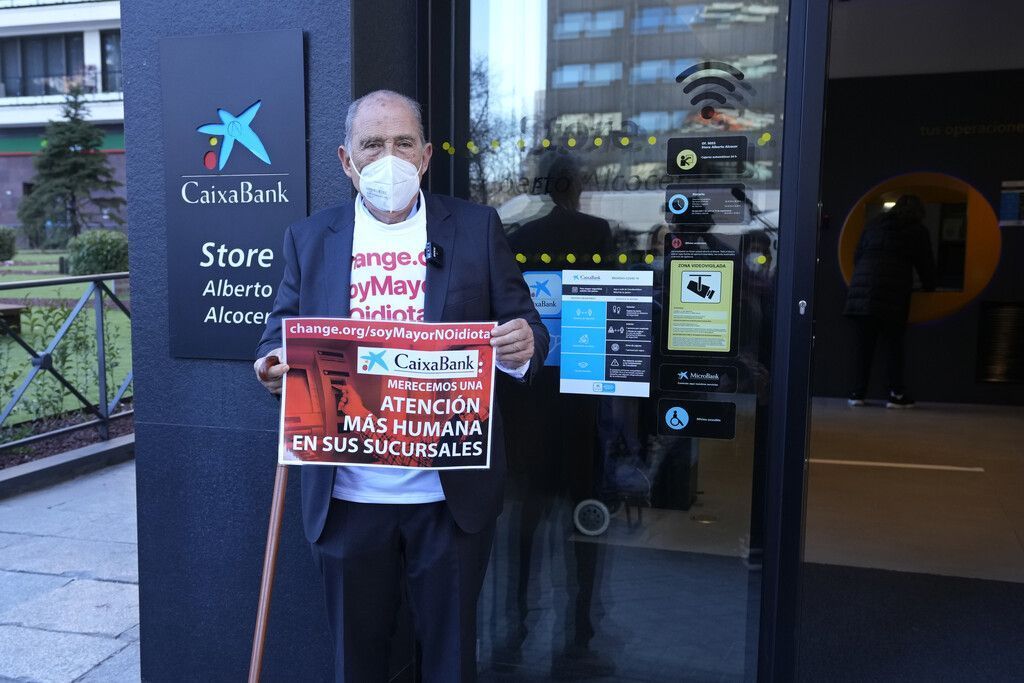 Rentner bei Protestaktion gegen spanische Banken erfolgreich